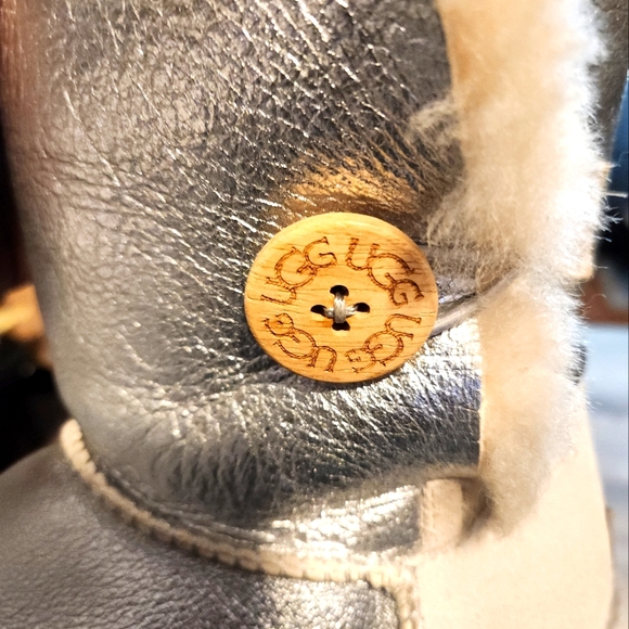 Authentic UGG sz 6 - Picture 7 of 8